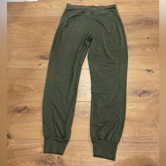 Sweaty Betty London Gary Yoga Trousers Loose Athleisure Green Olive Pants XS - Picture 1 of 4
